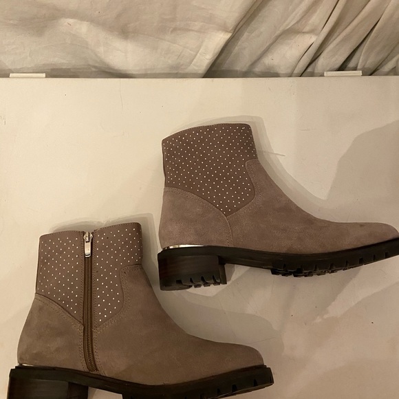 Steven by Natural Comfort beige suede ankle boots tiny silver studs NWT various - Picture 5 of 7